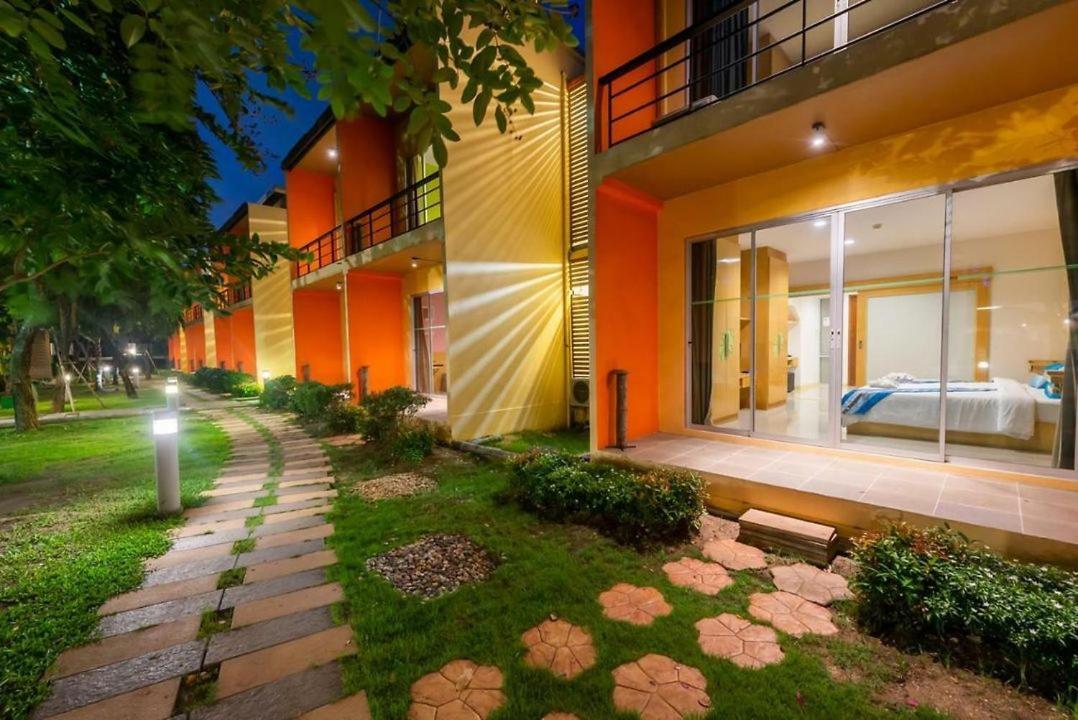 Bangkok.Grand.Resort Bang Bo Esterno foto