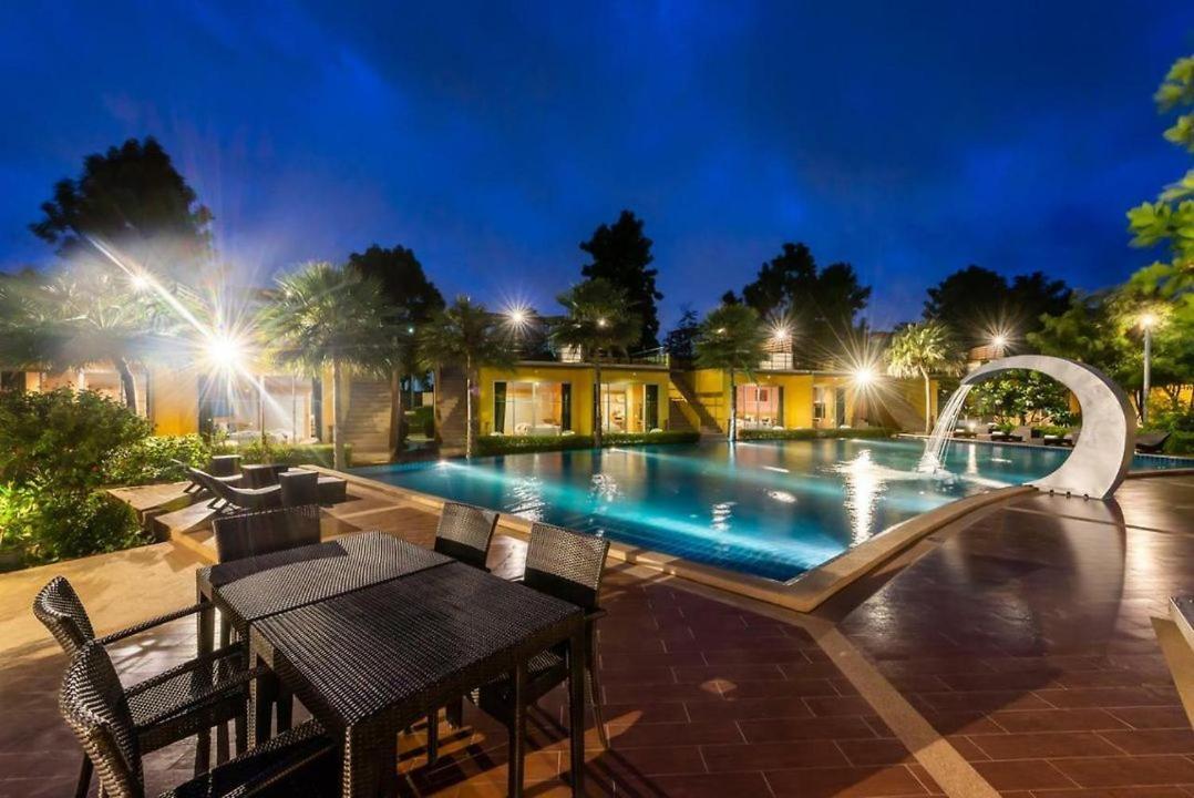 Bangkok.Grand.Resort Bang Bo Esterno foto